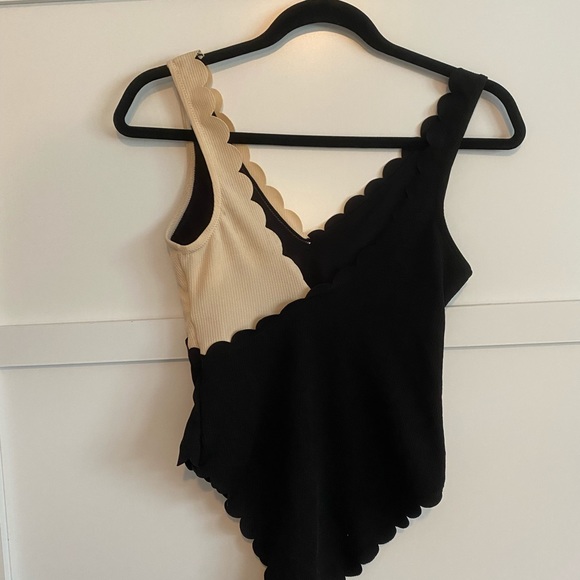 No shade scalloped edge one piece bathing suit - Picture 6 of 6